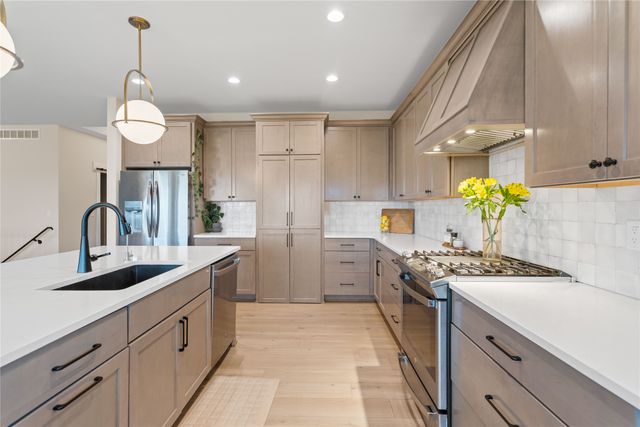 14737 Stonecrop Drive, Urbandale, IA 50323