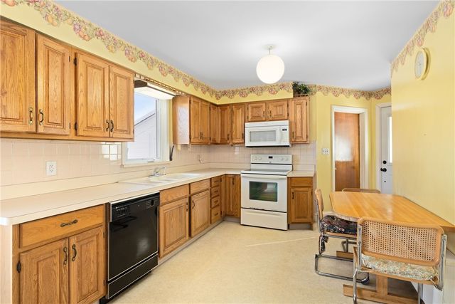 106 Wannamoisett Road, East Providence, RI 02914