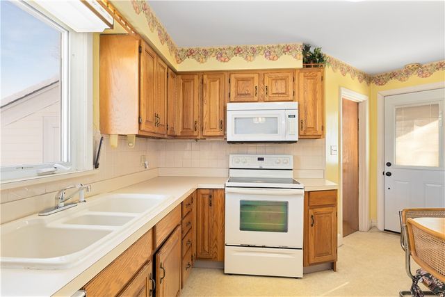 106 Wannamoisett Road, East Providence, RI 02914