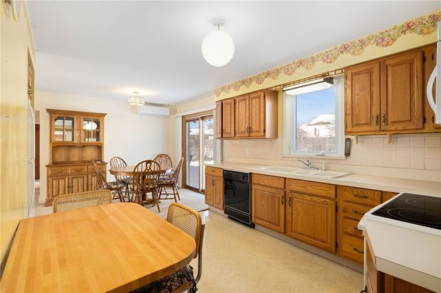 106 Wannamoisett Road, East Providence, RI 02914