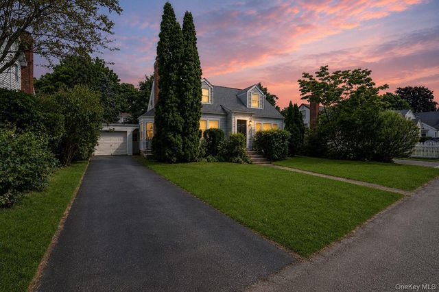 86 E 13th Street, South Huntington, NY 11746