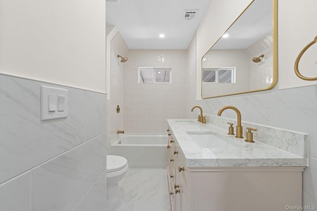 86 E 13th Street, South Huntington, NY 11746
