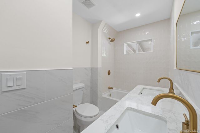 86 E 13th Street, South Huntington, NY 11746