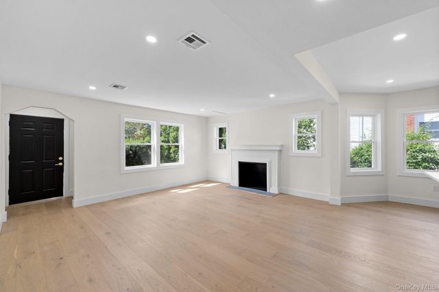 86 E 13th Street, South Huntington, NY 11746