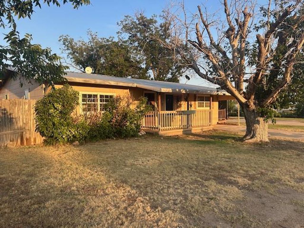 Image 2 of property listing at 812 Commerce St, Sterling City, TX 76951