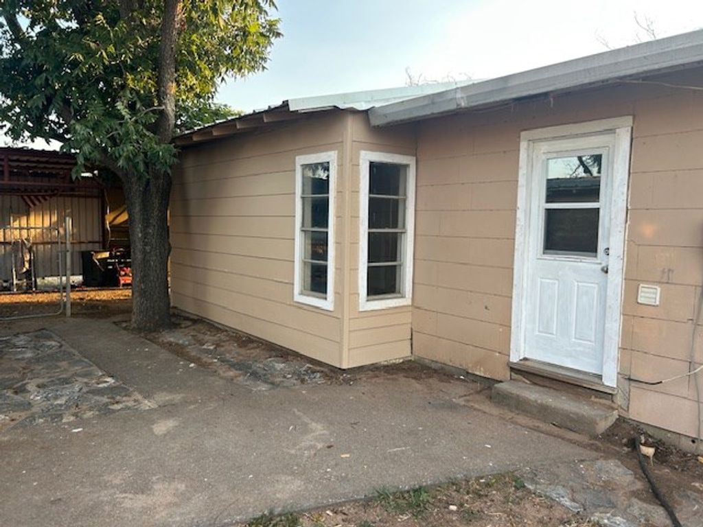 Image 20 of property listing at 812 Commerce St, Sterling City, TX 76951