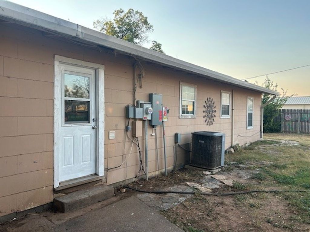 Image 21 of property listing at 812 Commerce St, Sterling City, TX 76951