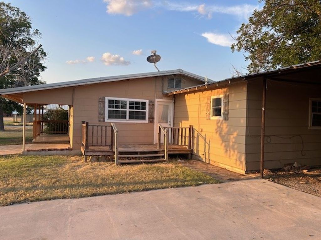 Image 25 of property listing at 812 Commerce St, Sterling City, TX 76951