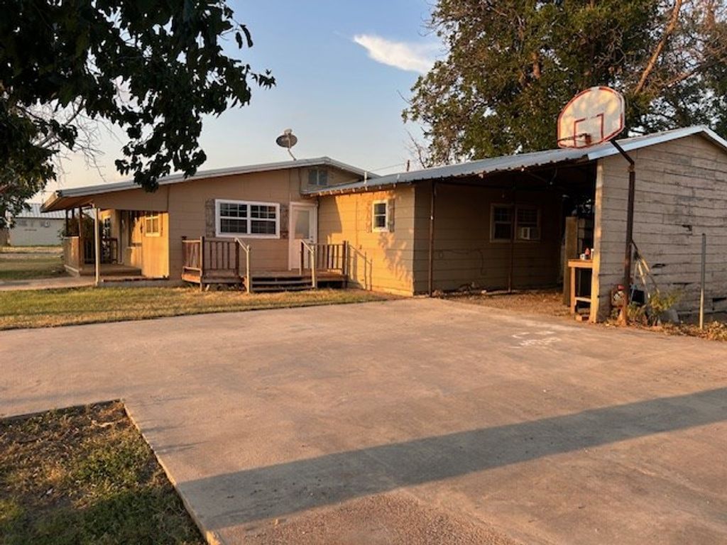 Image 27 of property listing at 812 Commerce St, Sterling City, TX 76951