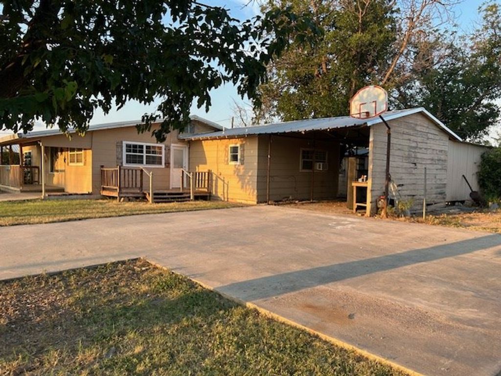 Image 28 of property listing at 812 Commerce St, Sterling City, TX 76951