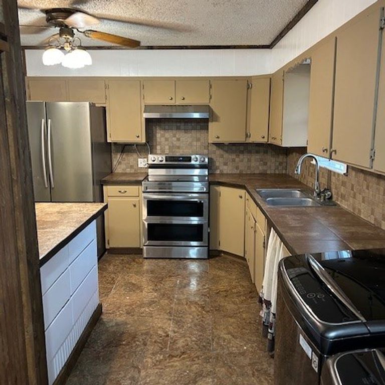 Image 5 of property listing at 812 Commerce St, Sterling City, TX 76951