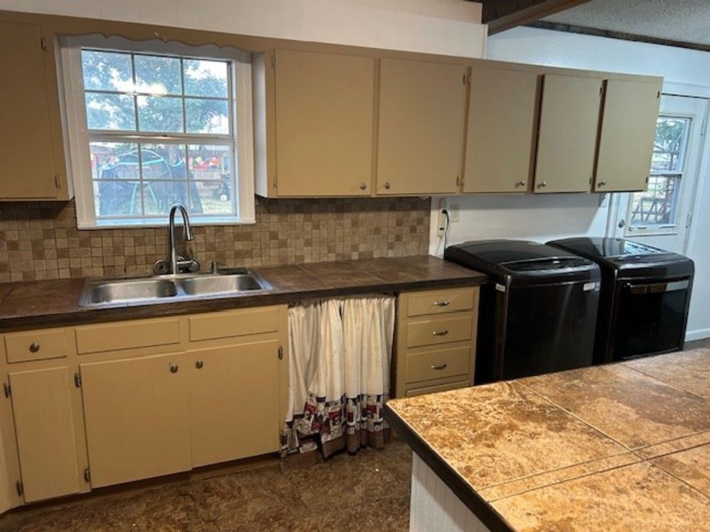 Image 6 of property listing at 812 Commerce St, Sterling City, TX 76951