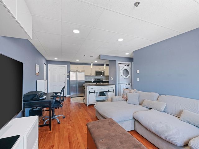 64 Foster St 403, Peabody, MA 01960