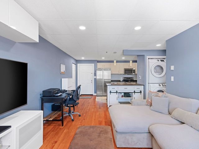 64 Foster St 403, Peabody, MA 01960