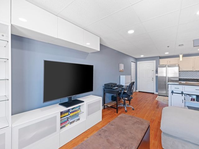 64 Foster St 403, Peabody, MA 01960