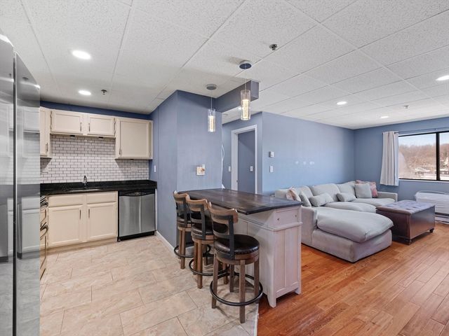 64 Foster St 403, Peabody, MA 01960