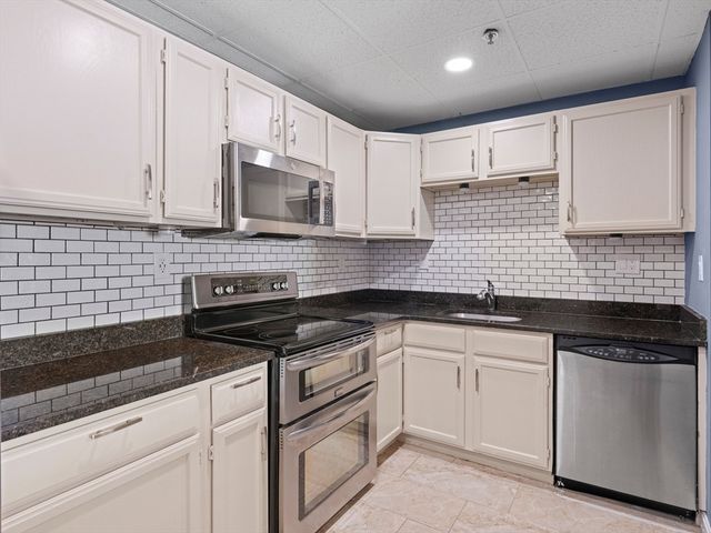 64 Foster St 403, Peabody, MA 01960