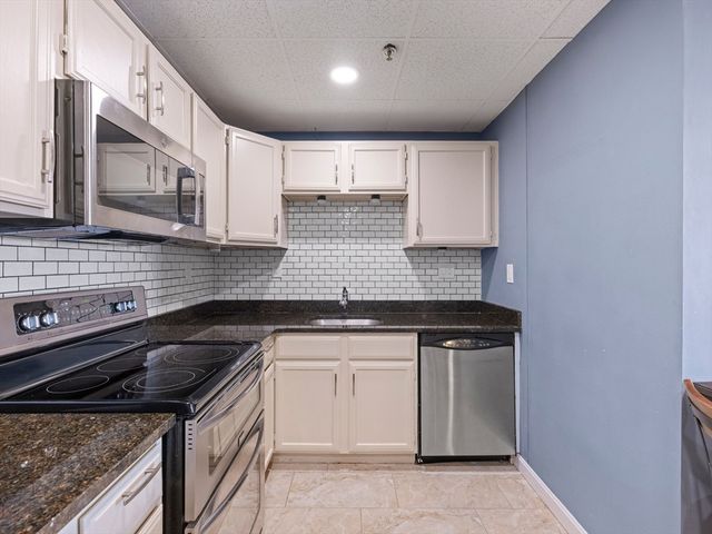 64 Foster St 403, Peabody, MA 01960