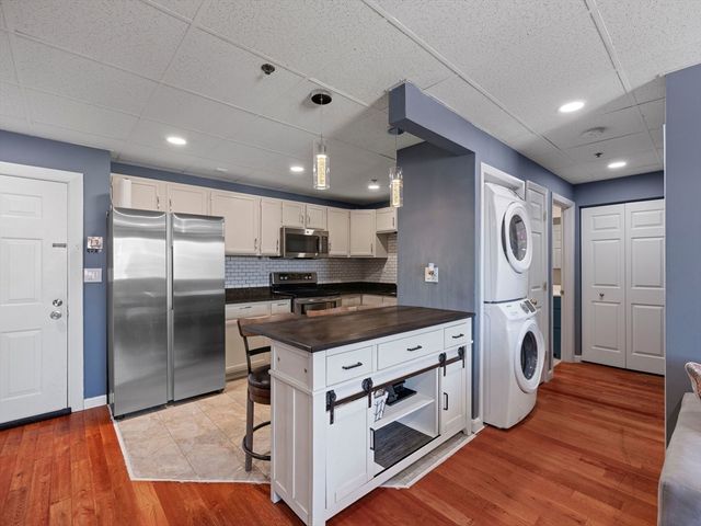 64 Foster St 403, Peabody, MA 01960