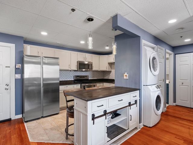 64 Foster St 403, Peabody, MA 01960