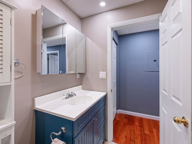 64 Foster St 403, Peabody, MA 01960