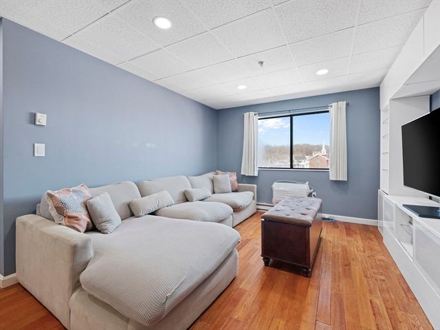 64 Foster St 403, Peabody, MA 01960