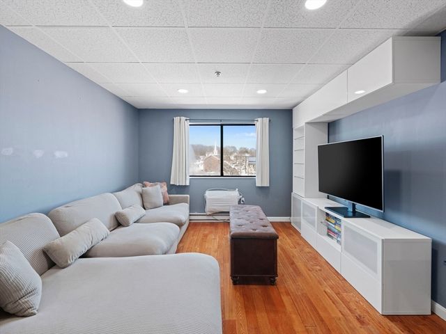 64 Foster St 403, Peabody, MA 01960