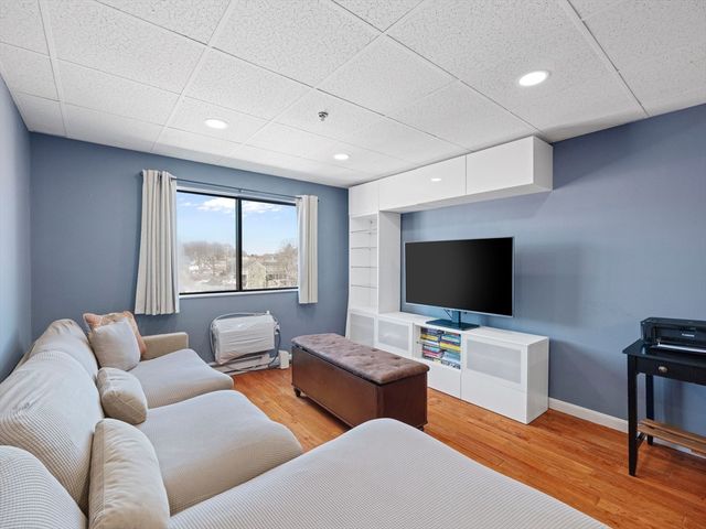 64 Foster St 403, Peabody, MA 01960