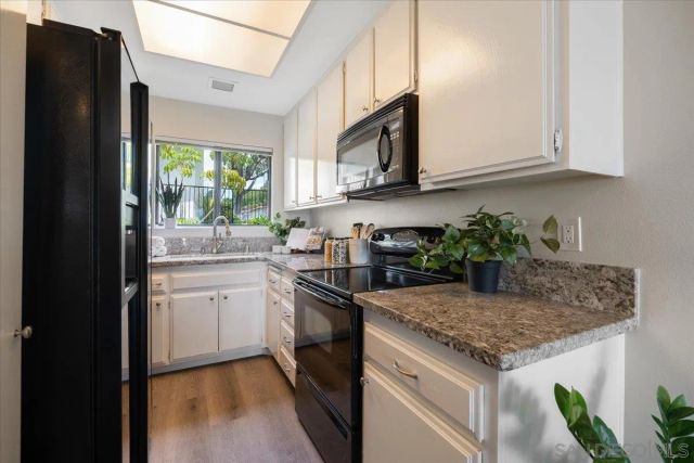 245 Fairlee, Encinitas, CA 92024