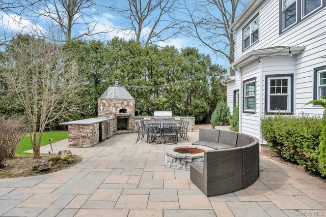 40 Arbor Field Way, Lake Grove, NY 11755