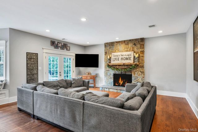 40 Arbor Field Way, Lake Grove, NY 11755