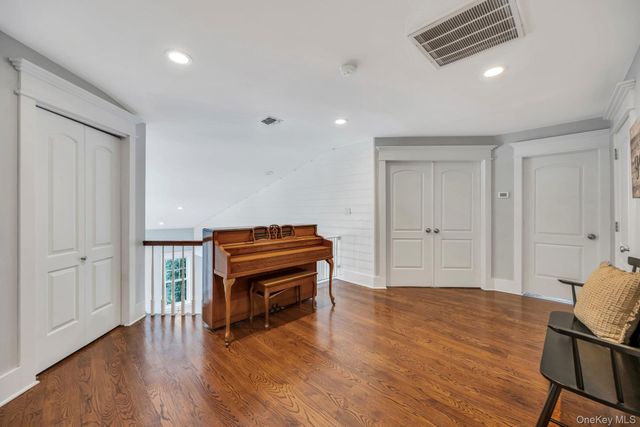 40 Arbor Field Way, Lake Grove, NY 11755