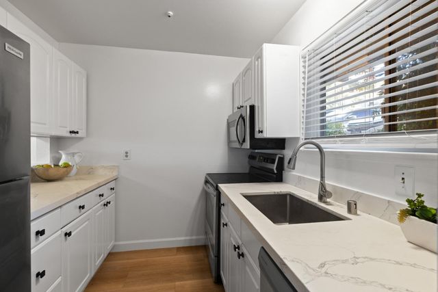4000 Farm Hill Boulevard 111, Redwood City, CA 94061