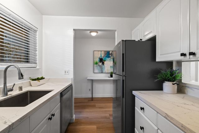 4000 Farm Hill Boulevard 111, Redwood City, CA 94061