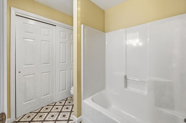 6 White Birch Dr, Worcester, MA 01602