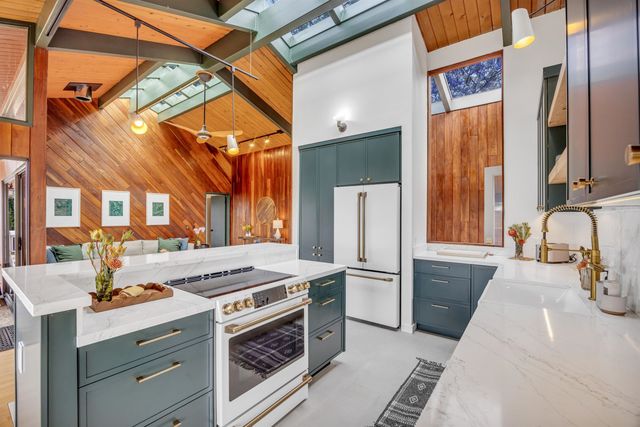 200 Hoopalua Dr, Makawao, HI 96768