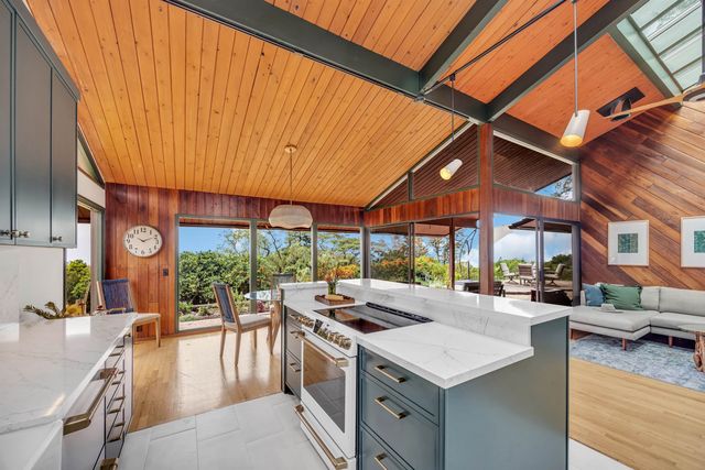 200 Hoopalua Dr, Makawao, HI 96768