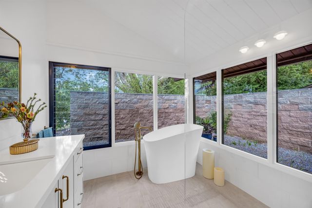 200 Hoopalua Dr, Makawao, HI 96768