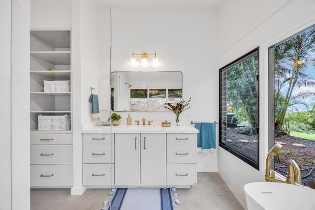 200 Hoopalua Dr, Makawao, HI 96768