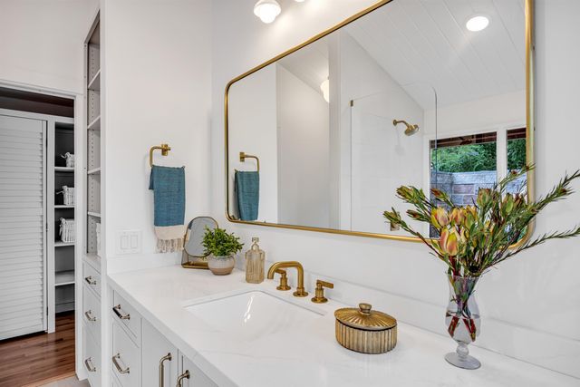 200 Hoopalua Dr, Makawao, HI 96768