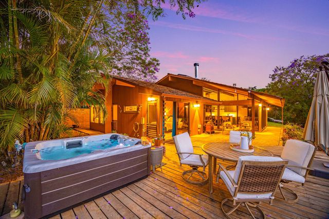 200 Hoopalua Dr, Makawao, HI 96768