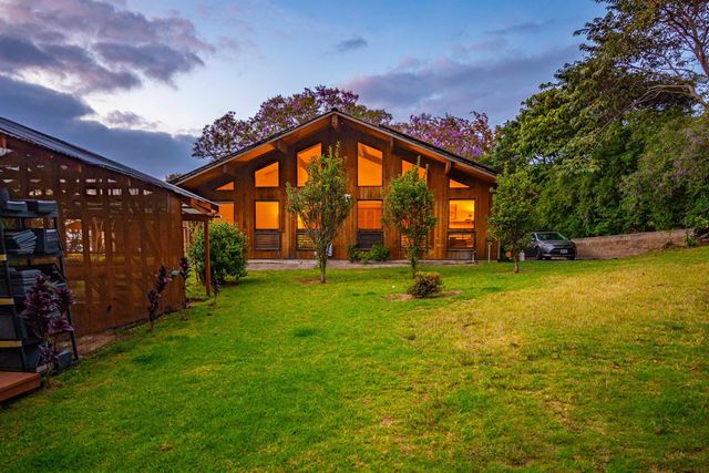 200 Hoopalua Dr, Makawao, HI 96768