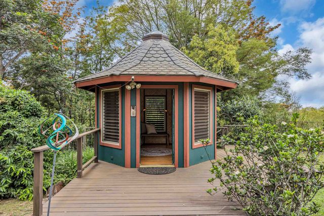 200 Hoopalua Dr, Makawao, HI 96768