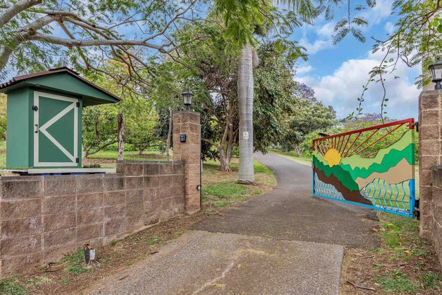 200 Hoopalua Dr, Makawao, HI 96768