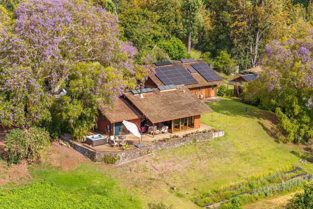 200 Hoopalua Dr, Makawao, HI 96768