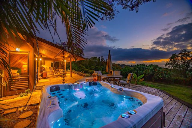 200 Hoopalua Dr, Makawao, HI 96768