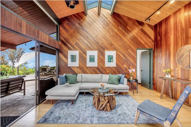 200 Hoopalua Dr, Makawao, HI 96768