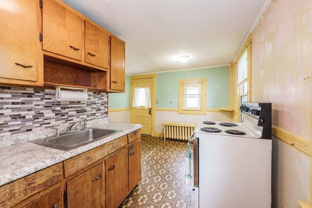 82-1/2 W Silver St, Westfield, MA 01085
