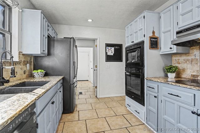 8319 E 107th Place S, Tulsa, OK 74133