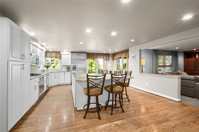 109 Marshall Dr, Mt Lebanon, PA 15228